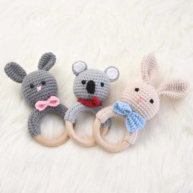 Hochet pour bébé en bois et en crochet de coton I Animals™ – Three Hugs -  Puériculture, Mode et Accessoires de bébé