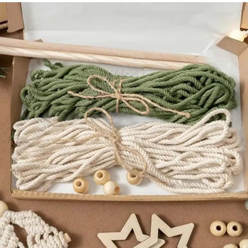 Kit macramé pour tisser sapins de Noël – Three Hugs - Puériculture, Mode et  Accessoires de bébé