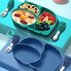 Deux sets d'alimentation pour bébé posé sur des plateaux vert et bleu. L'assiette est en forme d'hippopotame, le vert est plein de nourriture et le bleu est vide.