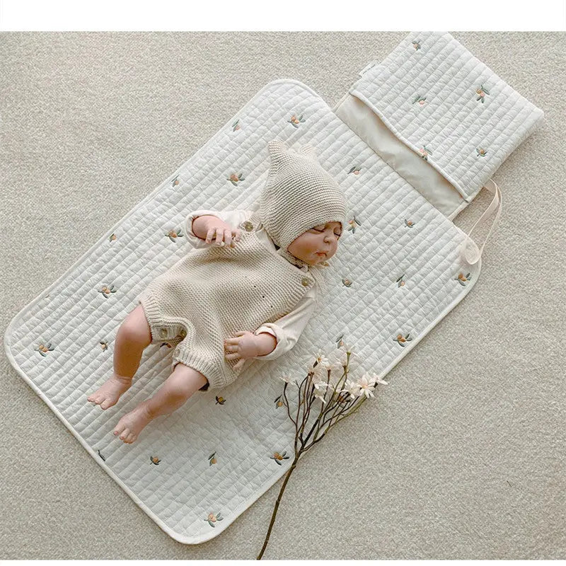 Tapis de change bébé matelassé avec pochette de rangement I Softy™ – Three  Hugs - Puériculture, Mode et Accessoires de bébé
